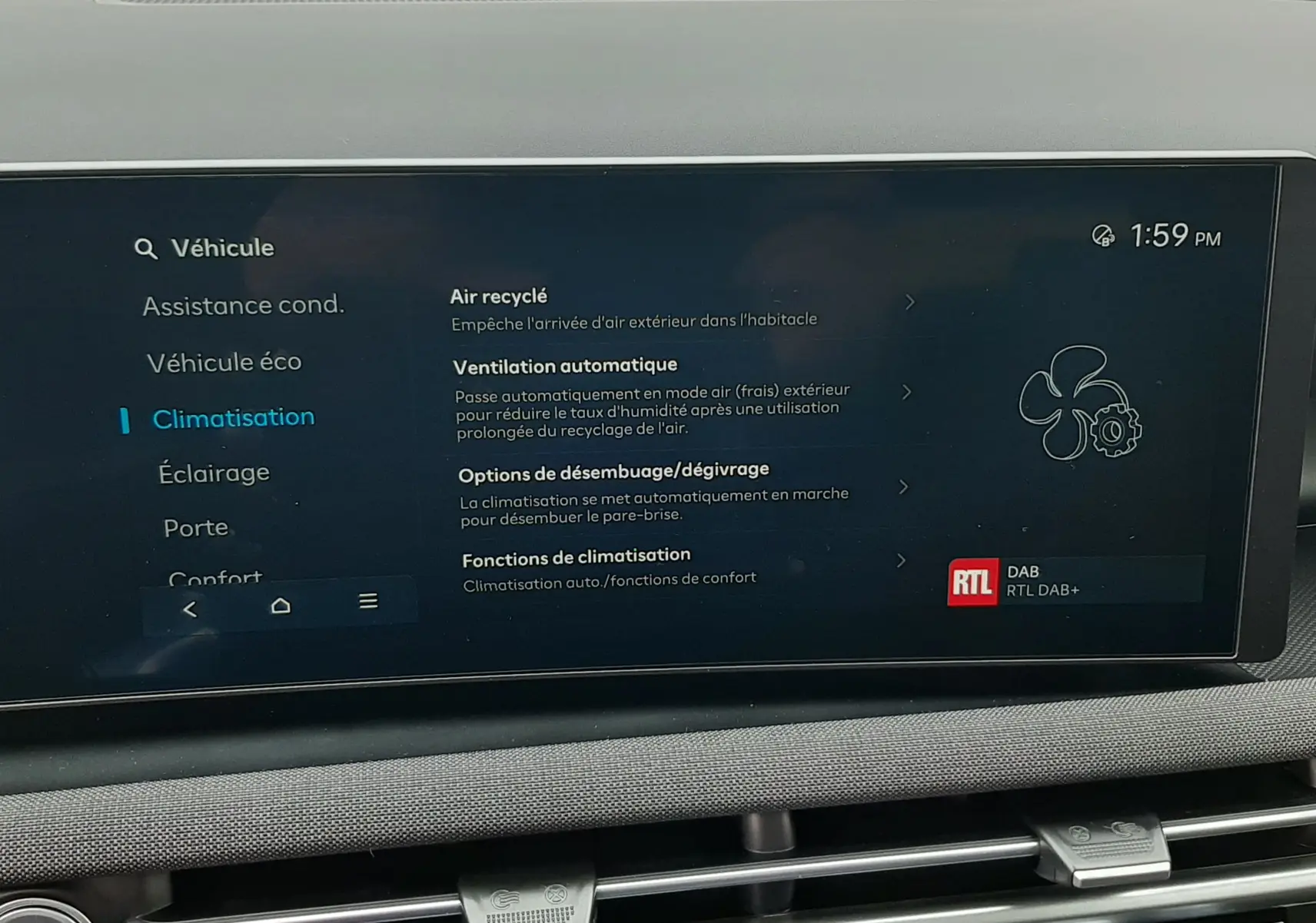 Vue intérieure centrée sur l'écran tactile du tableau de bord du Hyundai Tucson 2025, affichant le menu climatisation.