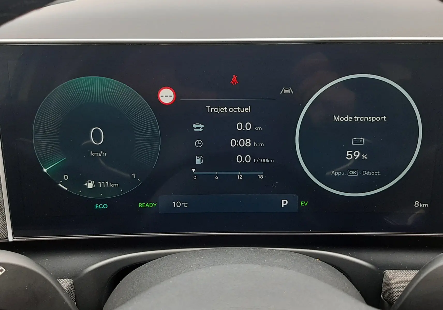 Tableau de bord numérique du Hyundai Tucson 2025 montrant l'écran de vitesse, autonomie et mode transport en vue frontale intérieure.