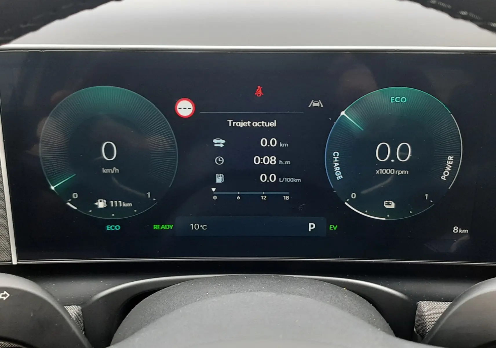 Tableau de bord numérique du Hyundai Tucson 2025, affichage du compteur et informations de trajet en mode hybride.