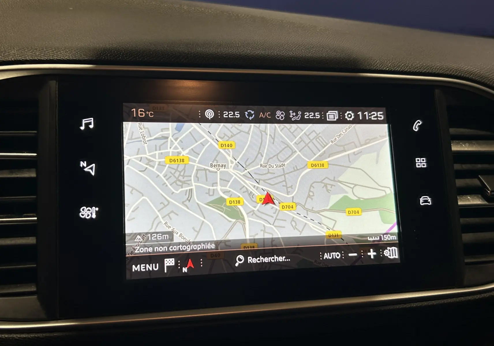 Écran central du GPS de la Peugeot 308 SW noir, affichant une carte avec navigation active en intérieur véhicule.