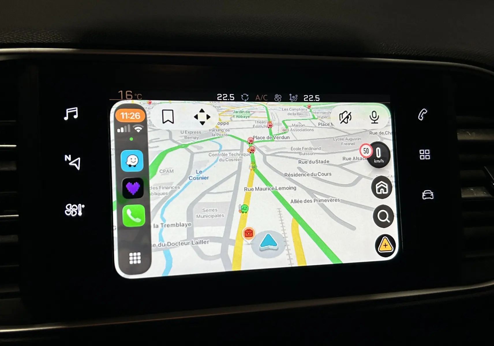 Écran tactile du GPS intégré de la Peugeot 308 SW noir, affichant une carte de navigation en intérieur.