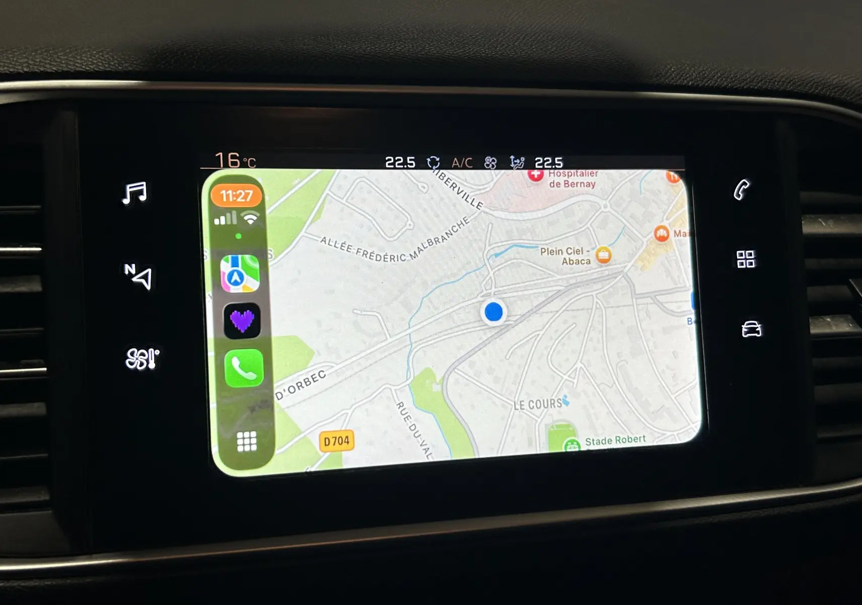 Écran tactile central du tableau de bord du Peugeot 308 SW noir, affichant le GPS avec carte et icônes d'applications.