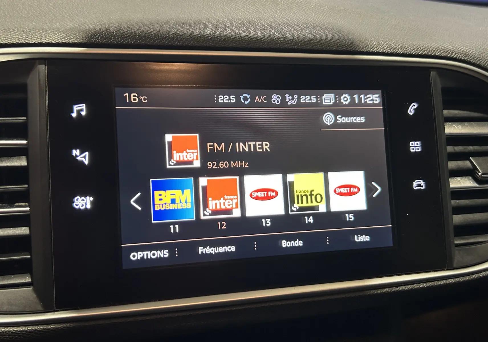 Écran tactile central du tableau de bord du Peugeot 308 SW 2018 affichant les stations radio avec interface moderne.