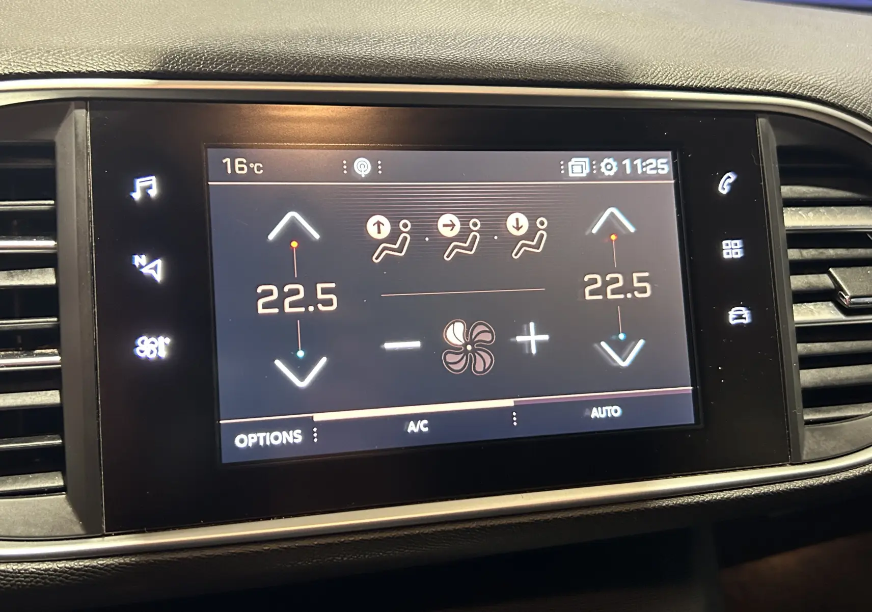 Écran tactile central de la Peugeot 308 SW 2018 affichant la climatisation à 22,5°C en mode automatique.