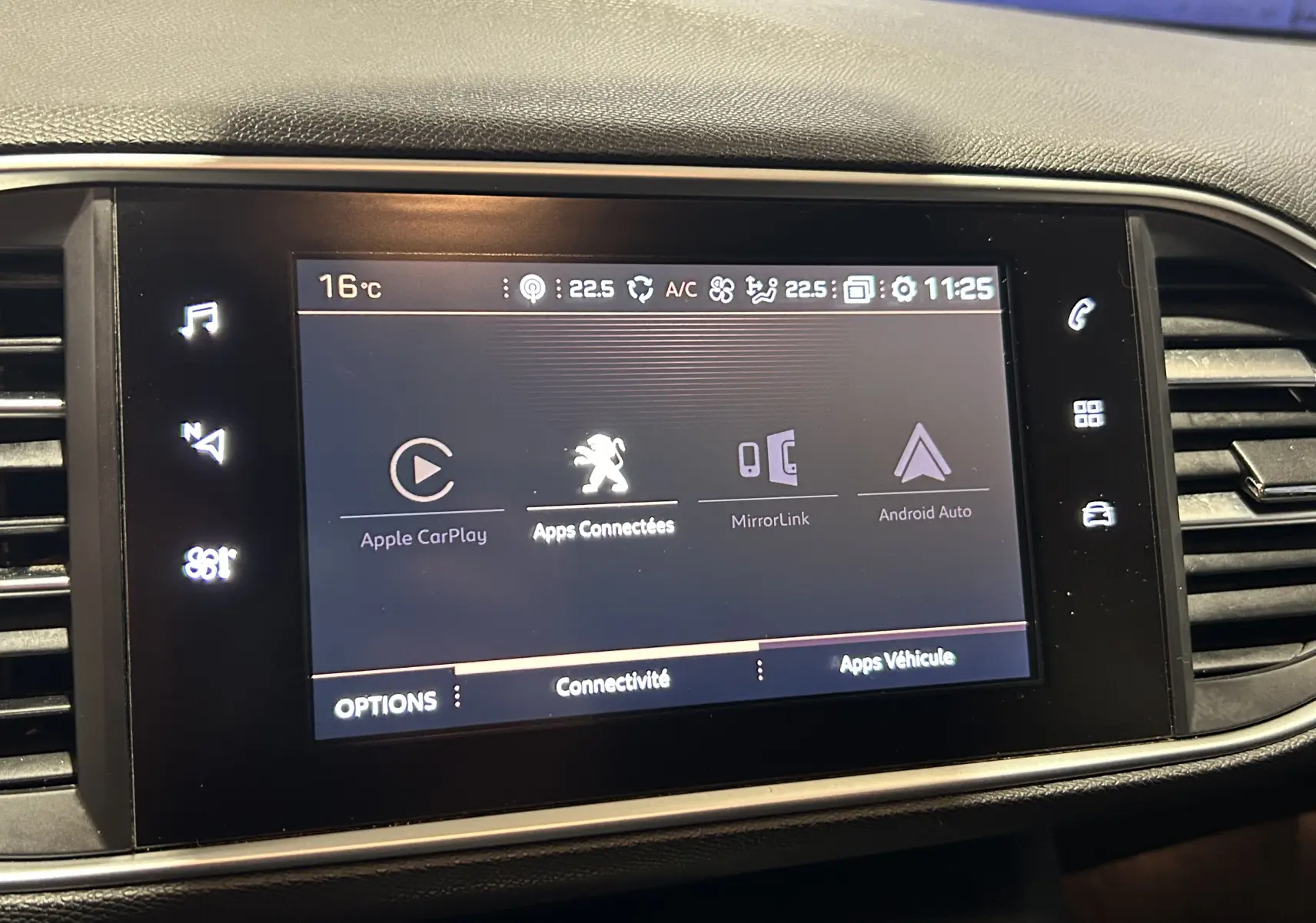 Écran tactile central de la Peugeot 308 SW noir affichant les options Apple CarPlay, MirrorLink et Android Auto.