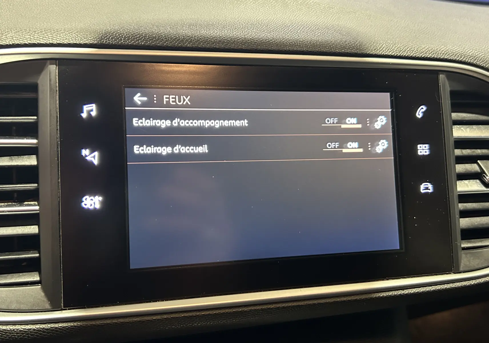 Écran tactile central de la Peugeot 308 SW 2018 affichant les réglages des feux d'accompagnement et d'accueil.