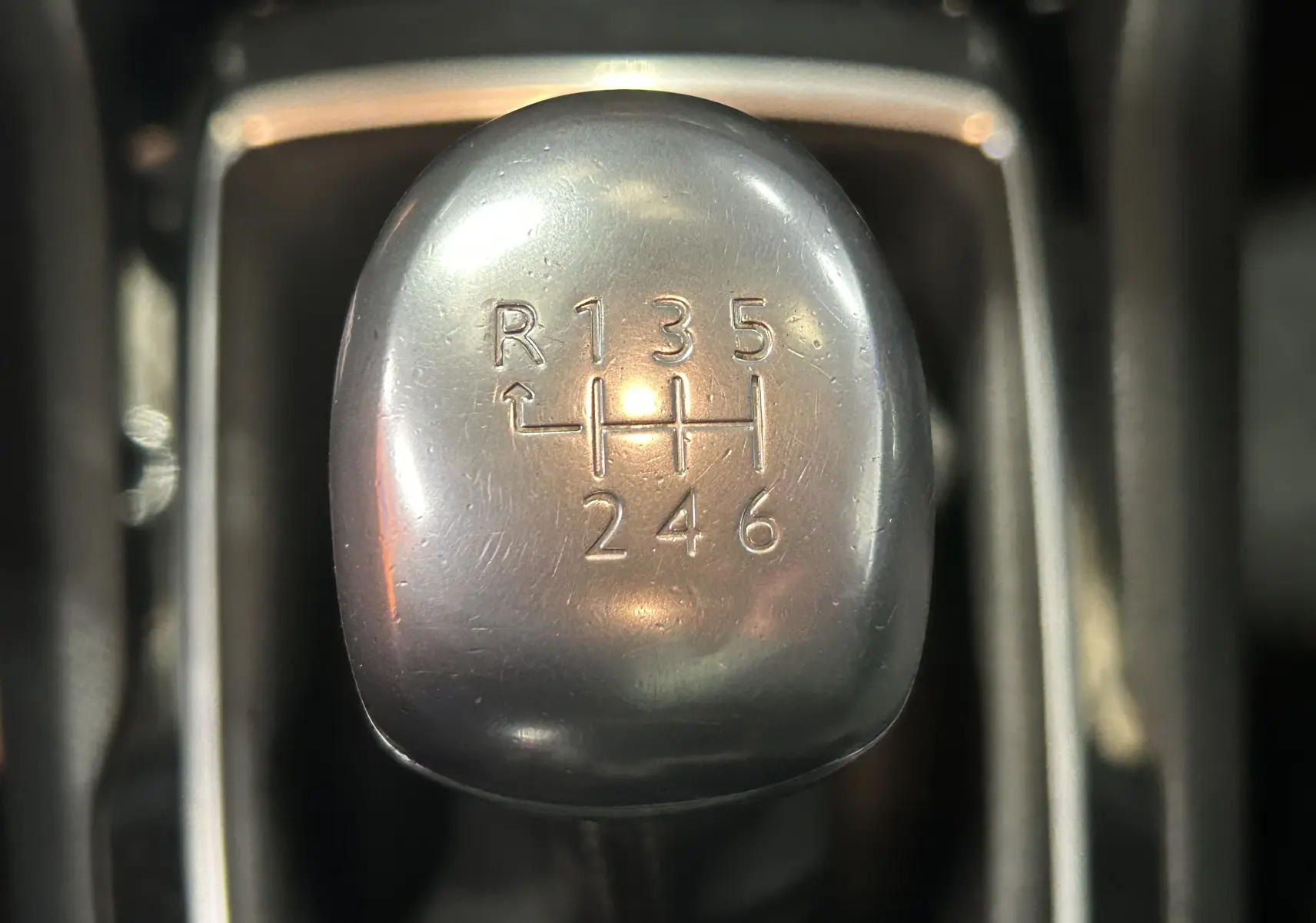 Gros plan sur le pommeau de la boîte manuelle 6 vitesses d'une Peugeot 308 SW noire, montrant le schéma des rapports.