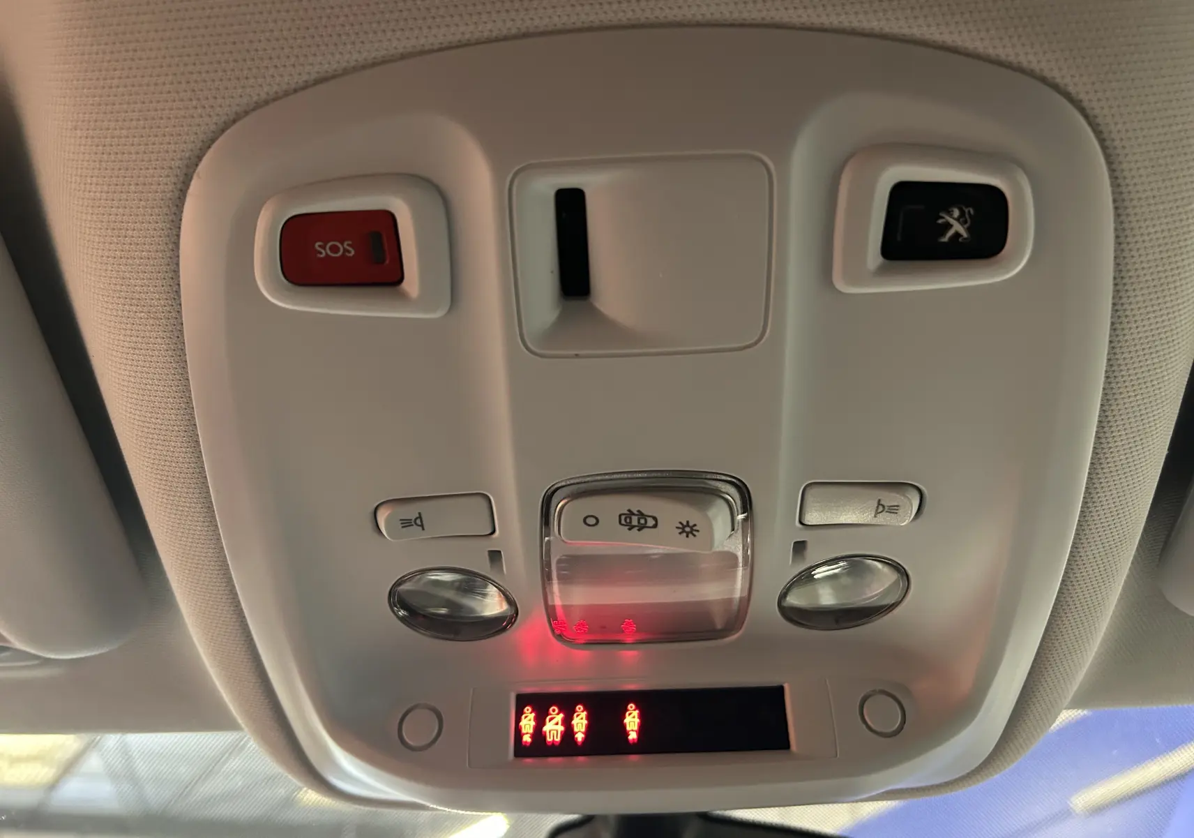 Vue en gros plan du plafonnier intérieur blanc avec boutons SOS et logo Peugeot éclairés, Peugeot 308 SW noir 2018.