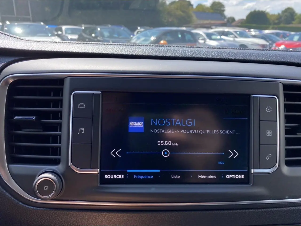 Écran tactile central du Peugeot Expert Fourgon 2022 affichant la radio Nostalgie, entouré de commandes noires et grises.