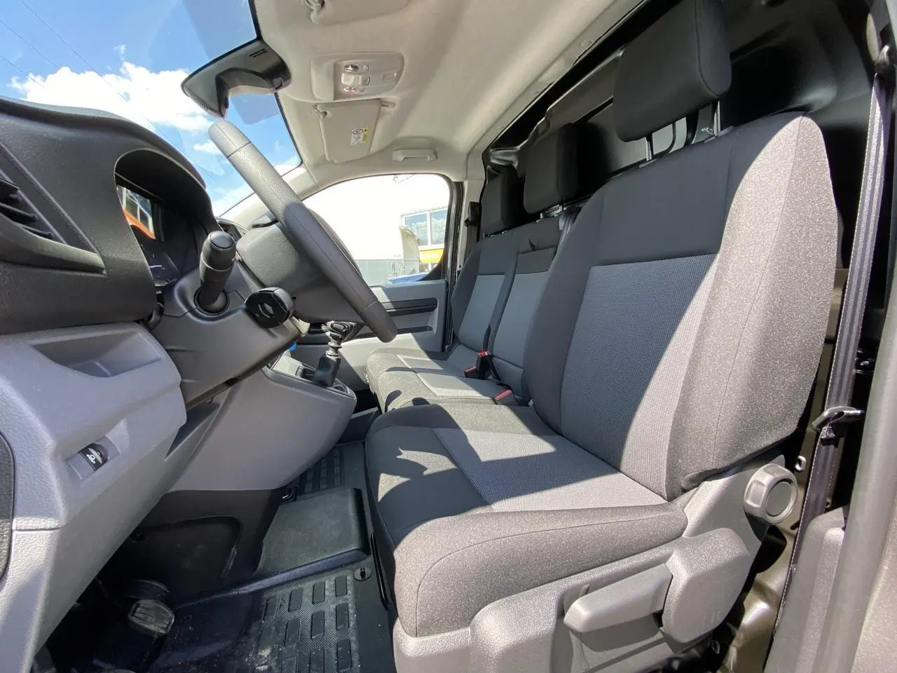 Vue intérieure côté conducteur du Peugeot Expert Fourgon 2022, banquette Moduwork grise et tableau de bord visible.