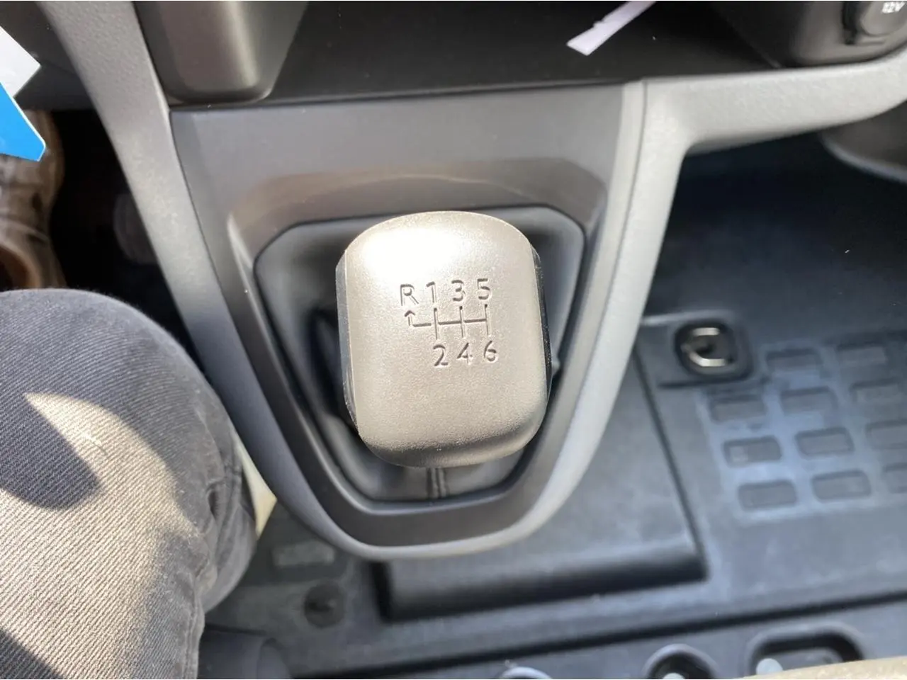 Le levier de vitesses manuel gris du Peugeot Expert Fourgon 2022 vu de dessus avec tapis caoutchouc noir.