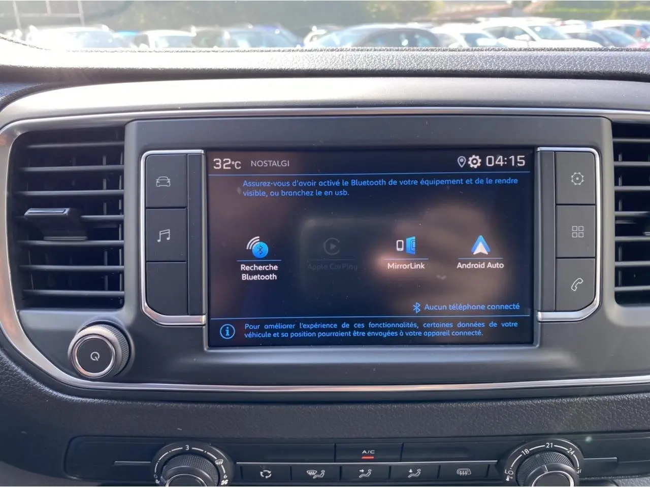 Écran tactile central du Peugeot Expert Fourgon 2022 affichant les options Bluetooth, MirrorLink et Android Auto.