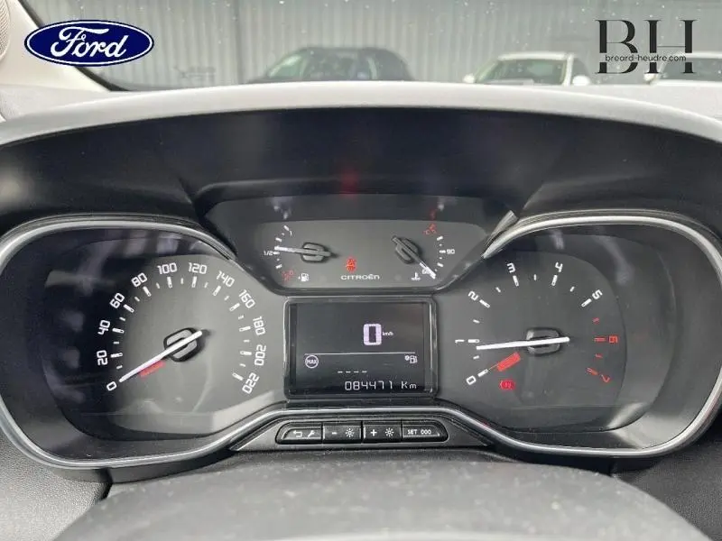 Vue rapprochée du tableau de bord de la Citroën C3 Aircross 2019 avec affichage digital et compteurs analogiques.