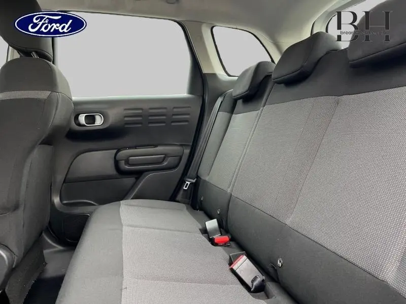 Vue intérieure côté droit des sièges arrière en tissu gris et noir du Citroën C3 Aircross 2019 Natural White.