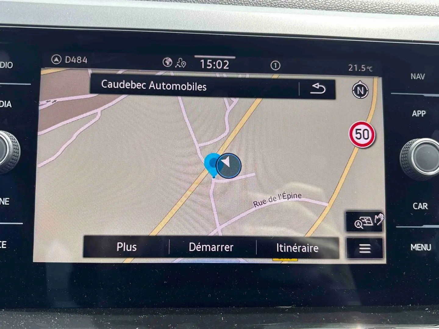 Écran tactile du système de navigation du Volkswagen Taigo blanc, affichant une carte et options d’itinéraire.