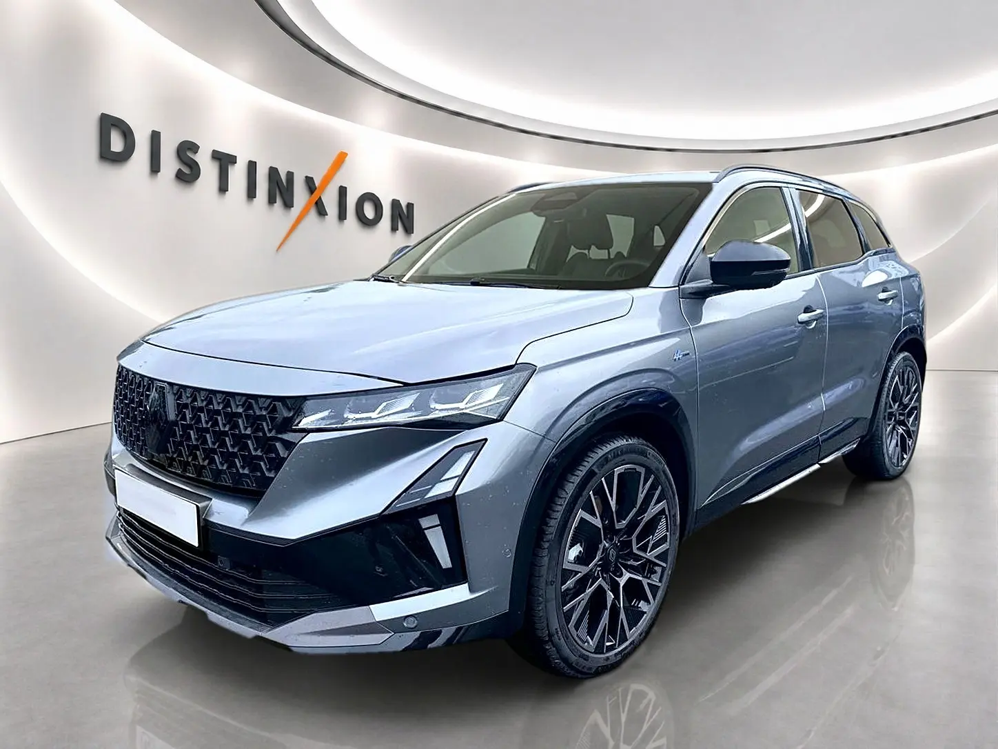 Renault Austral gris schiste en 3/4 avant droit, avec calandre noire et jantes alu noires distinctives.