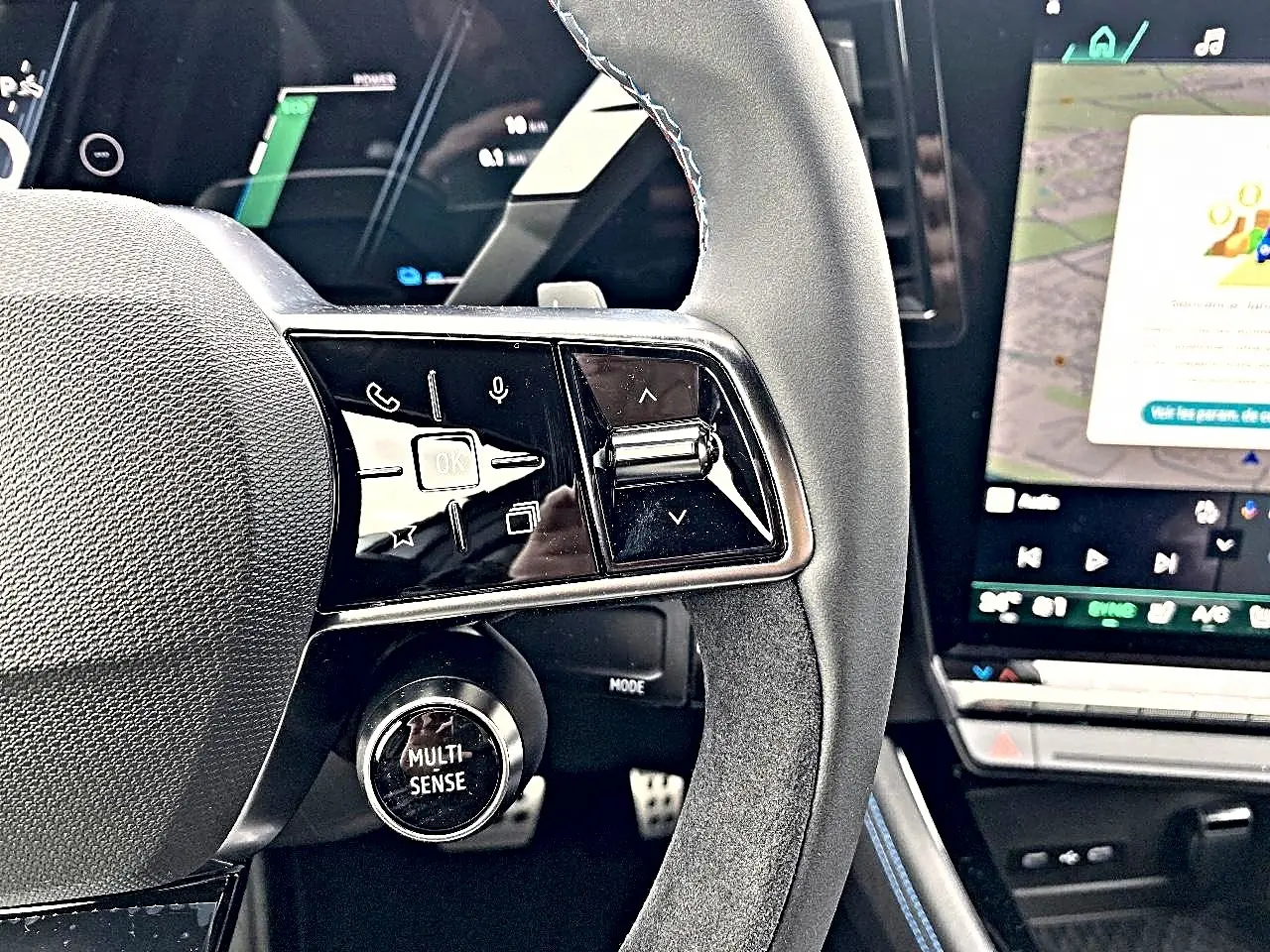 Gros plan sur le volant gris avec commandes multifonctions et écran tactile du tableau de bord du Renault Austral 2026.