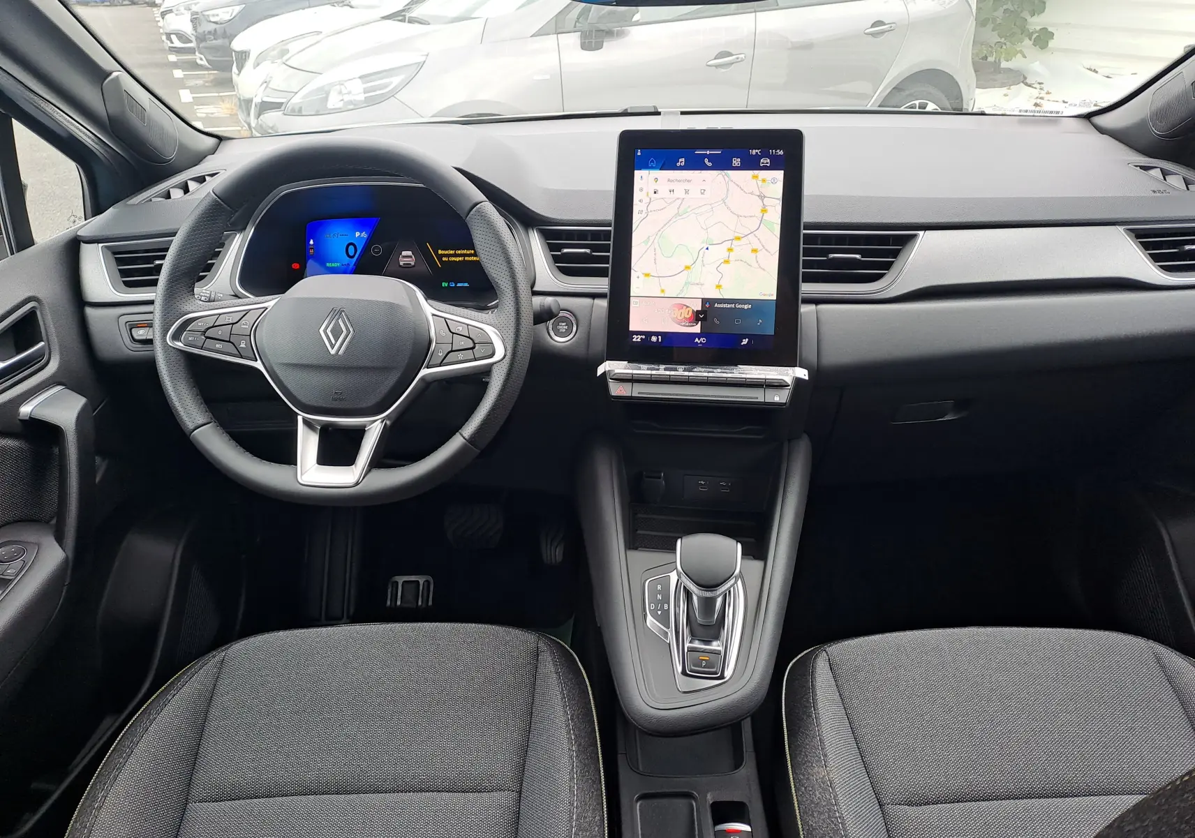 Intérieur Renault Symbioz 2025, vue frontale du tableau de bord avec écran tactile vertical et volant multifonction noir.