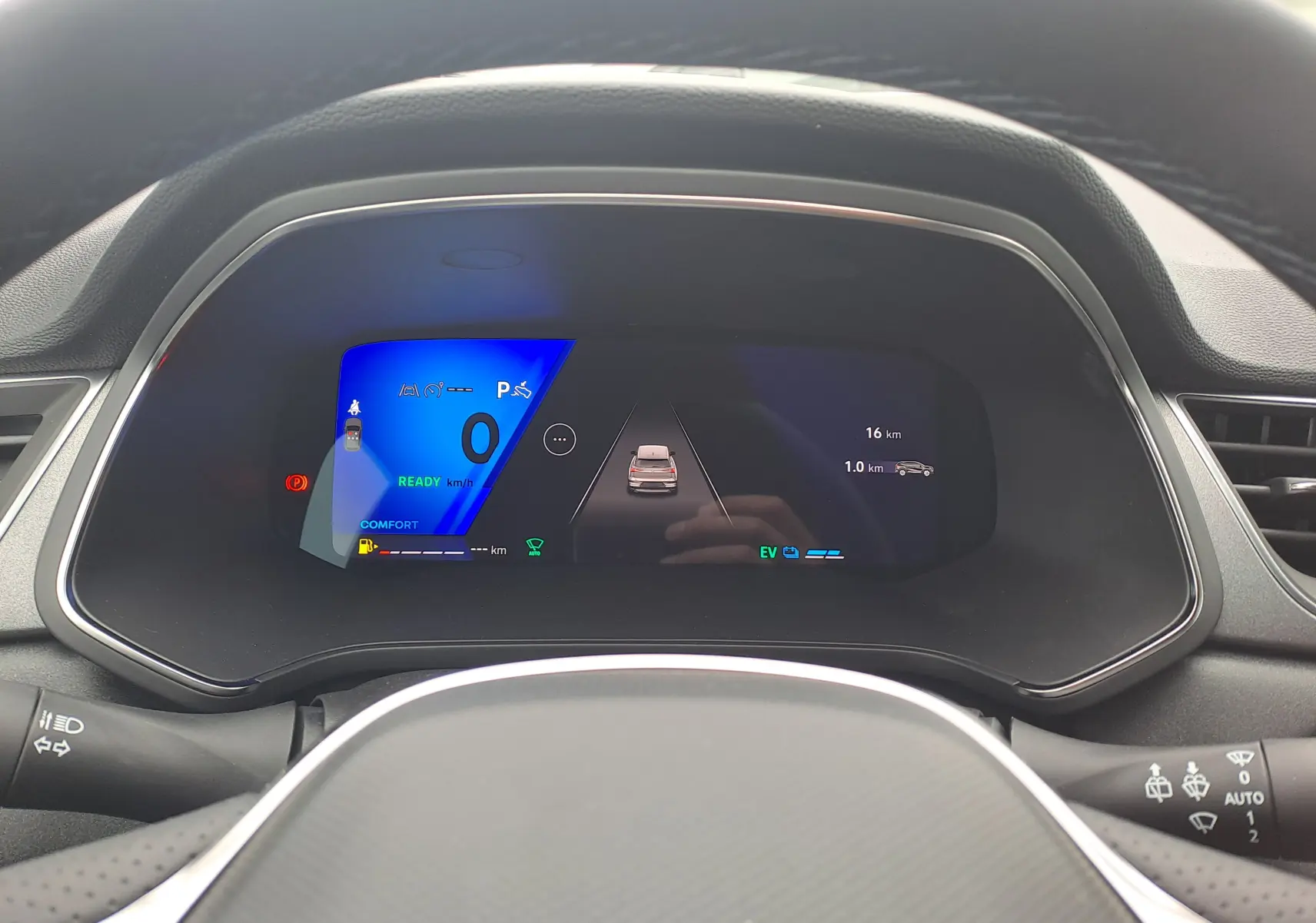 Tableau de bord numérique du Renault Symbioz 2025 affichant la conduite assistée et l'autonomie en mode hybride.