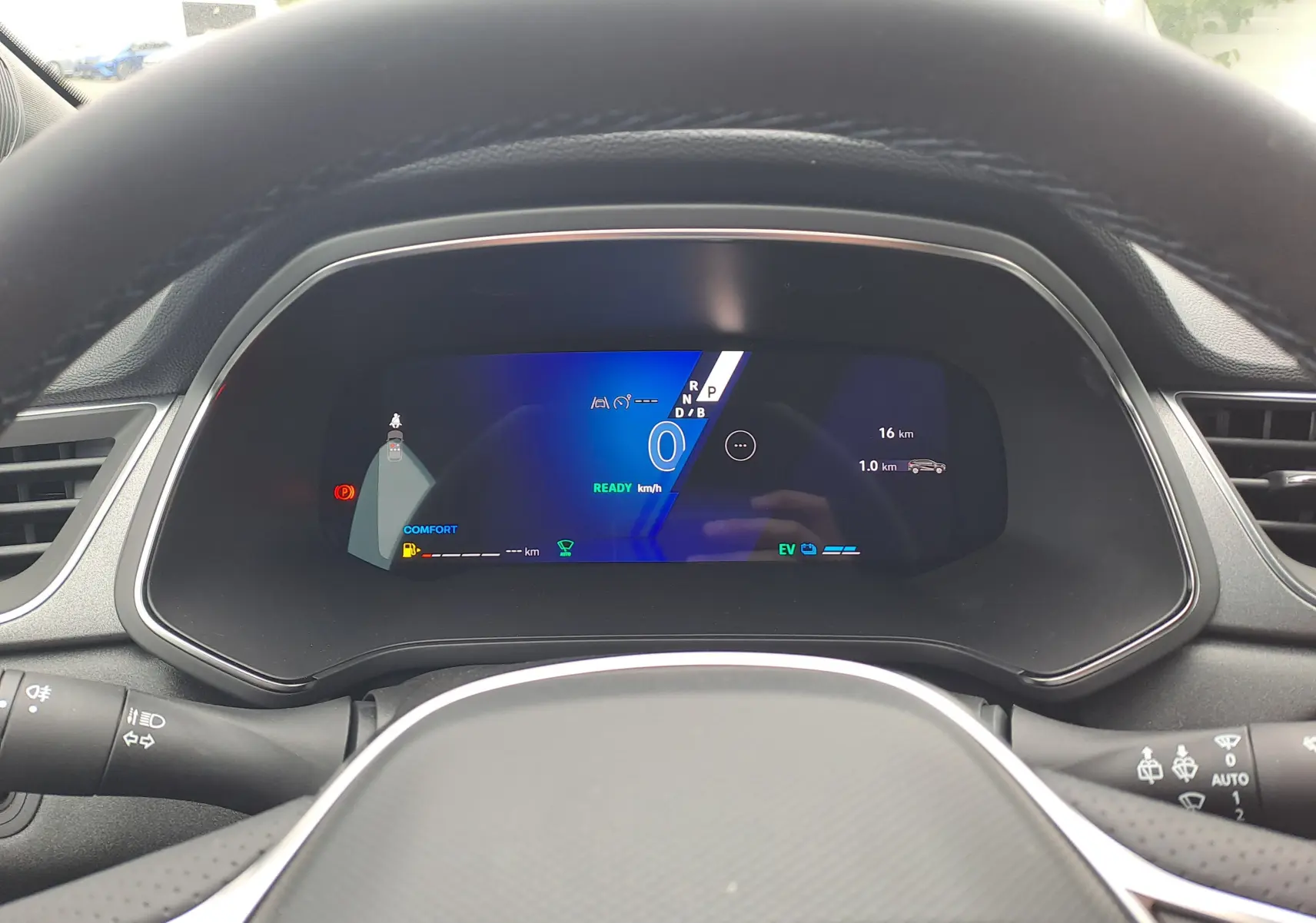 Tableau de bord numérique du Renault Symbioz 2025 vu depuis le volant, affichage bleu et noir moderne.