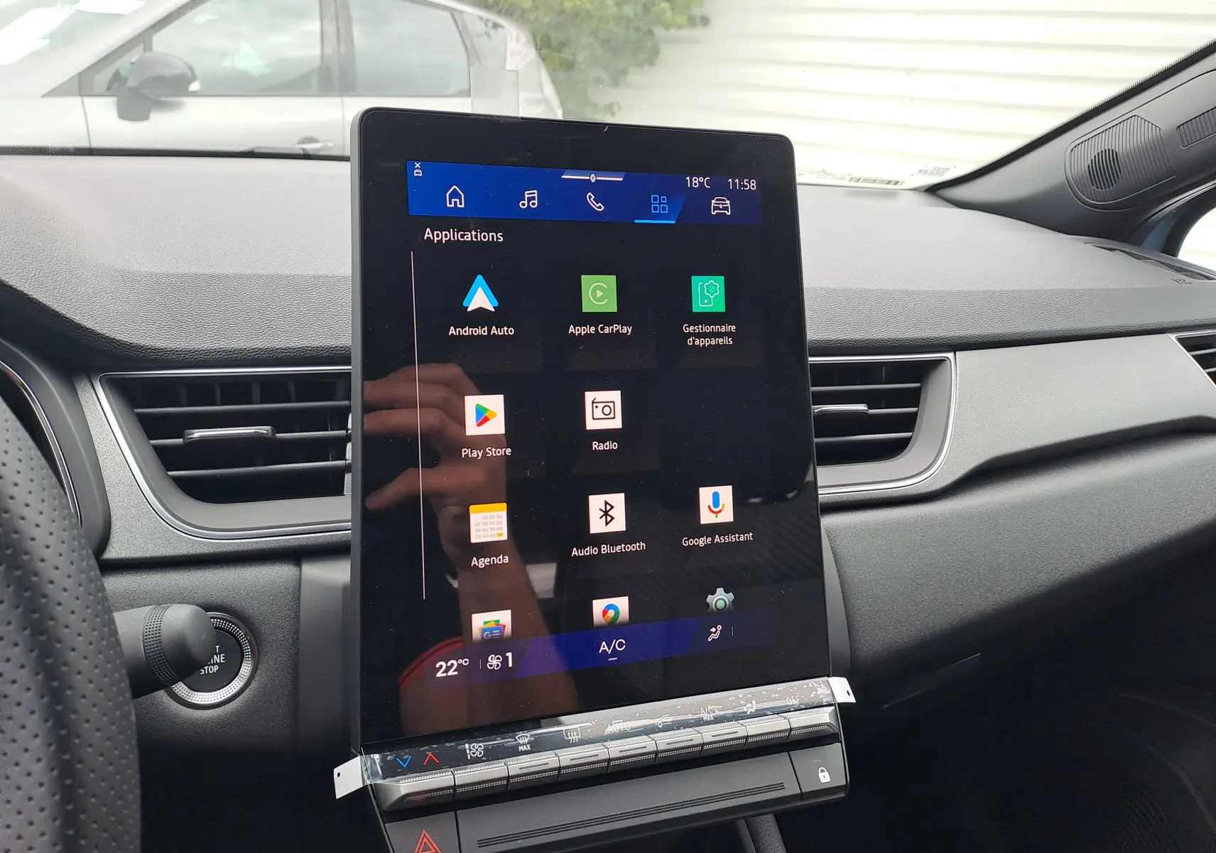 Écran tactile vertical central du tableau de bord d'une Renault Symbioz 2025, intérieur gris et noir.