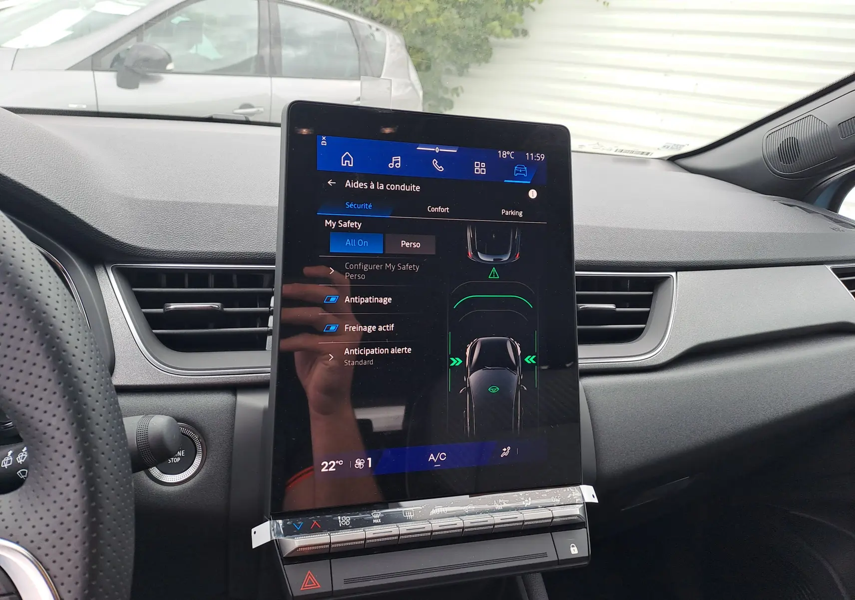 Vue intérieure centrée sur l'écran tactile du tableau de bord du Renault Symbioz 2025, affichant les aides à la conduite.