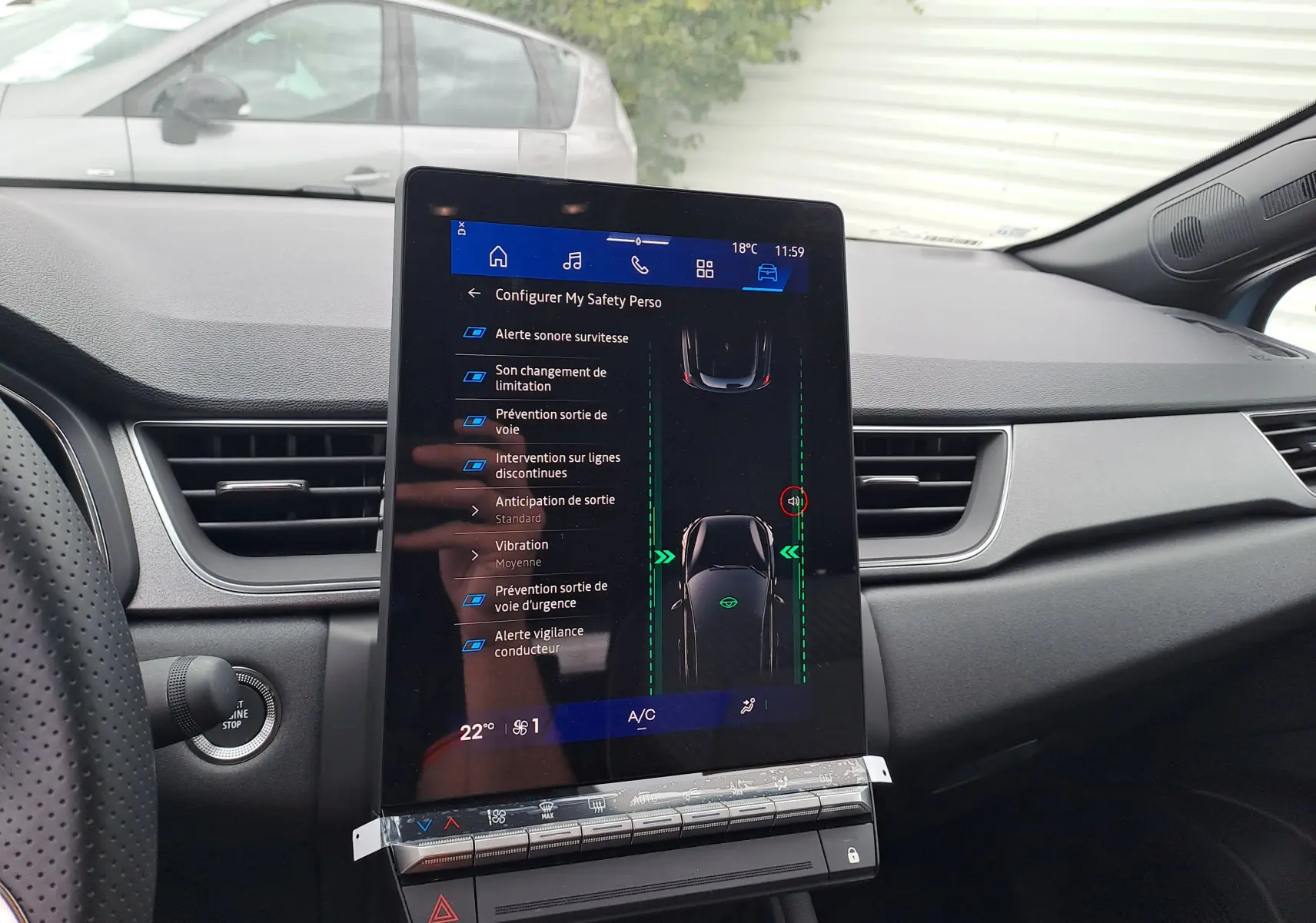 Intérieur du Renault Symbioz 2025, vue centrale du tableau de bord avec écran tactile affichant les aides à la conduite.