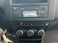 Gros plan sur la console centrale d'une Renault Express Van gris, montrant la radio et les commandes de climatisation.