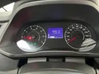 Gros plan sur le tableau de bord numérique du Renault Express Van gris, affichant les compteurs et l'écran central.