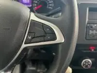 Gros plan sur les commandes au volant d'un Renault Express Van gris, mettant en valeur les boutons multifonctions côté gauche.