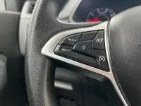 Gros plan sur les commandes au volant du Renault Express Van gris, mettant en valeur les boutons de régulateur de vitesse.