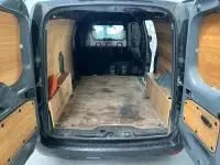 Vue arrière ouverte du Renault Express Van gris 2021 montrant l'espace de chargement avec cloison vitrée et plancher bois.
