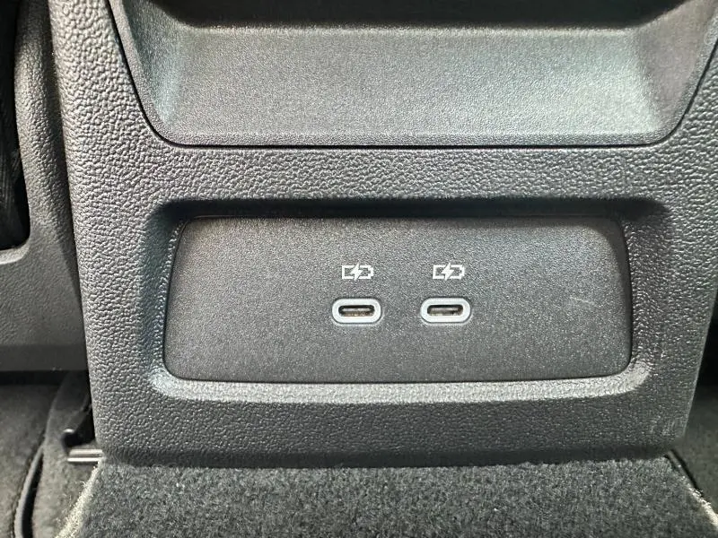 Gros plan sur deux ports USB-C de recharge situés à l'arrière de la console centrale d'une Audi A3 Sportback 2024 noire.