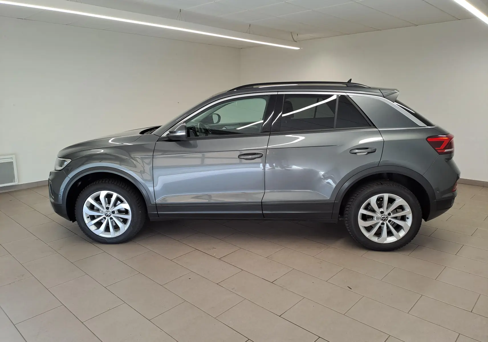 Profil latéral droit du Volkswagen T-Roc 1.5 TSI 150 DSG7 LIFE en gris Indium avec jantes alliage 17'' Johannesburg.