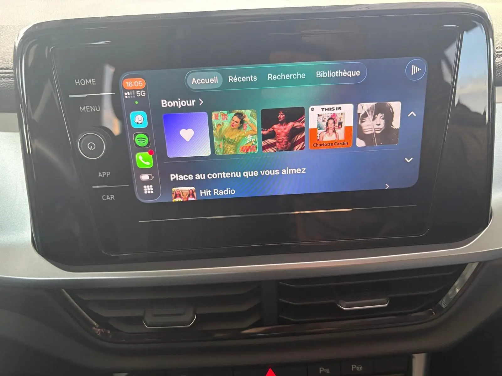 Écran tactile central du Volkswagen T-Roc 2024 affichant l'interface multimédia avec applications connectées.