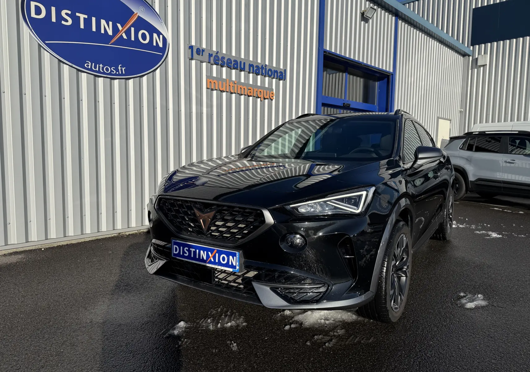 Vue 3/4 avant d’un CUPRA Formentor noir minuit 2023, avec calandre distinctive et phares LED anguleux.