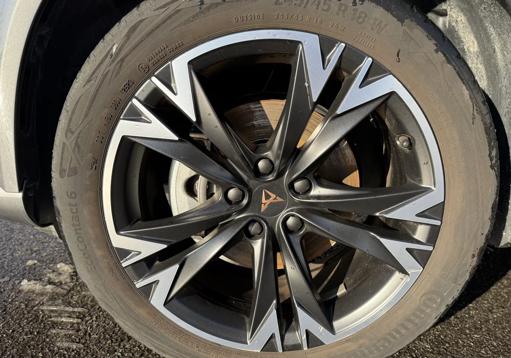 Gros plan sur la jante noire et argentée du CUPRA Formentor 2023, avec logo CUPRA au centre.