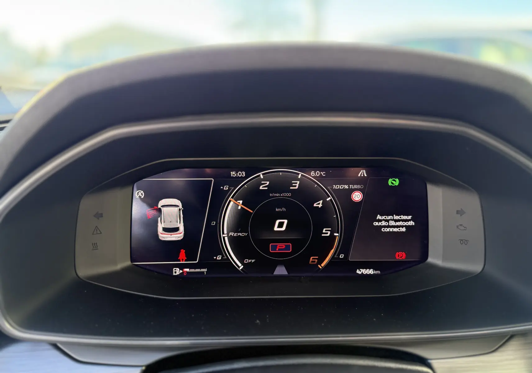 Vue rapprochée du tableau de bord numérique de la CUPRA Formentor 2023 affichant le compte-tours, la vitesse à zéro et les alertes connectées.