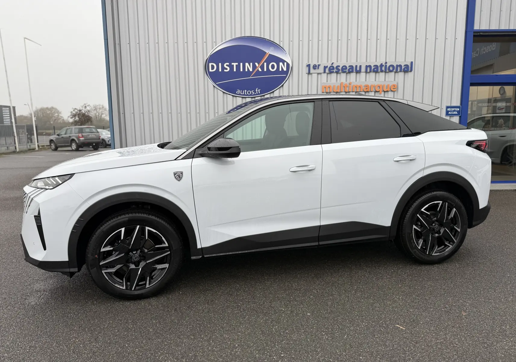 Peugeot 3008 Hybrid blanc Okenite avec toit noir, vue profil côté gauche, jantes noires distinctives.