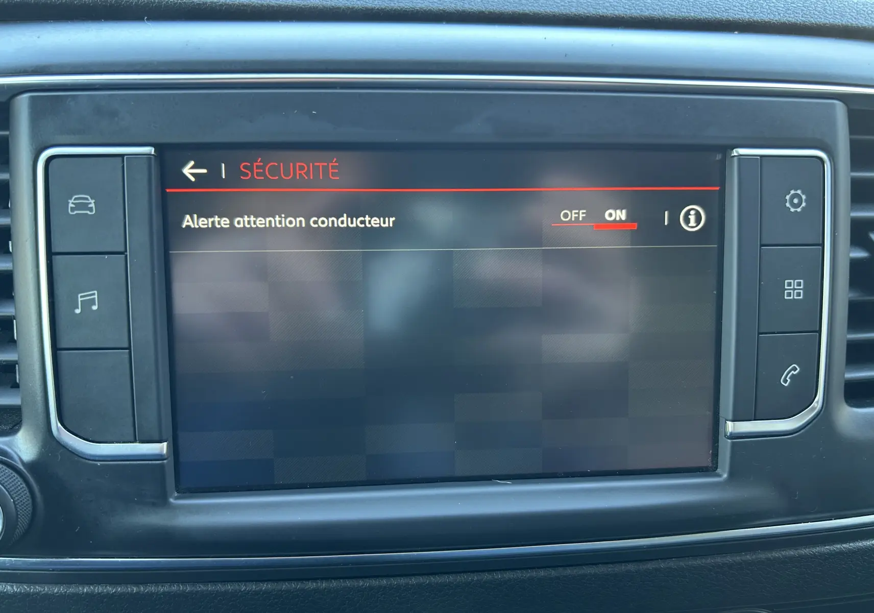 Écran tactile central du tableau de bord du Citroën Jumpy blanc, affichant le menu sécurité avec alerte conducteur activée.