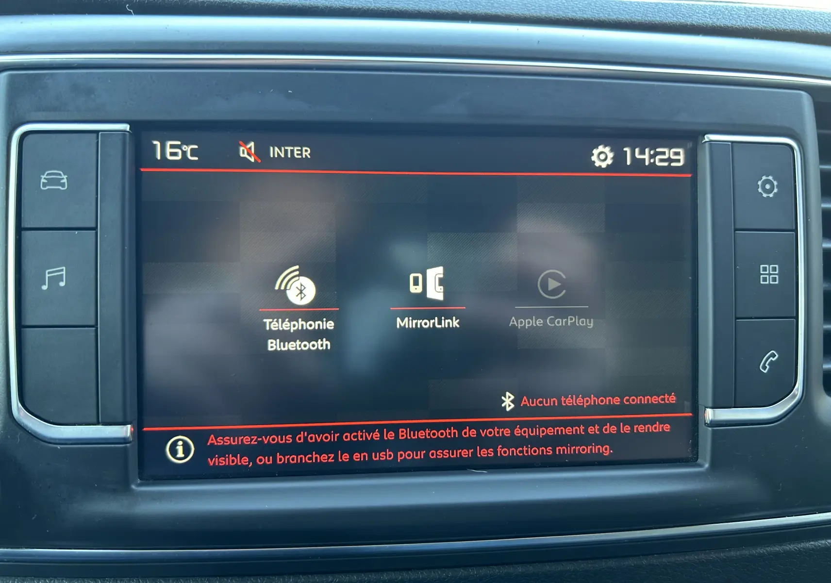 Écran tactile central du tableau de bord du Citroën Jumpy blanc, affichant les options Bluetooth et MirrorLink.
