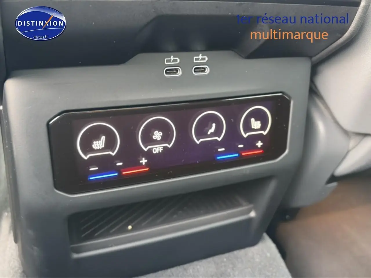 Détail de la console arrière noire de la BMW Série 5 i5 M60 avec commandes tactiles de climatisation et ports USB-C.