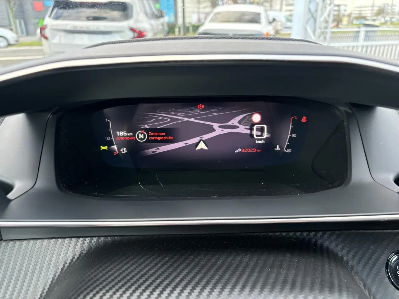 Affichage numérique du combiné tête haute 3D du Peugeot 2008 avec navigation et informations de conduite.