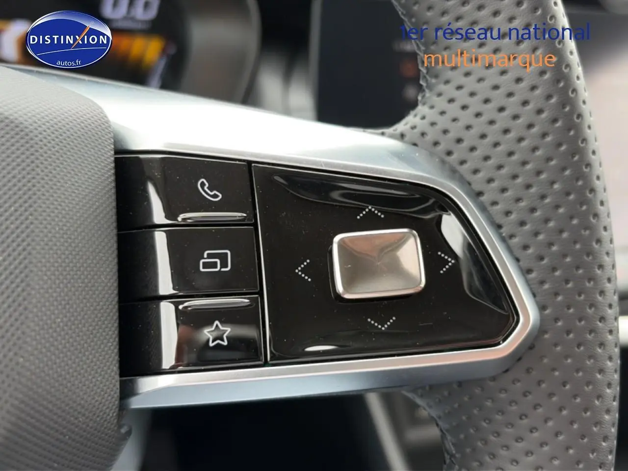Gros plan sur les commandes multifonctions noires du volant perforé du MG ZS Hybrid blanc, version 2026.