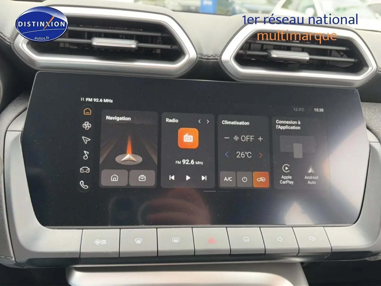 Écran tactile central du tableau de bord du MG ZS Hybrid 197 blanc, affichant navigation, radio et climatisation.