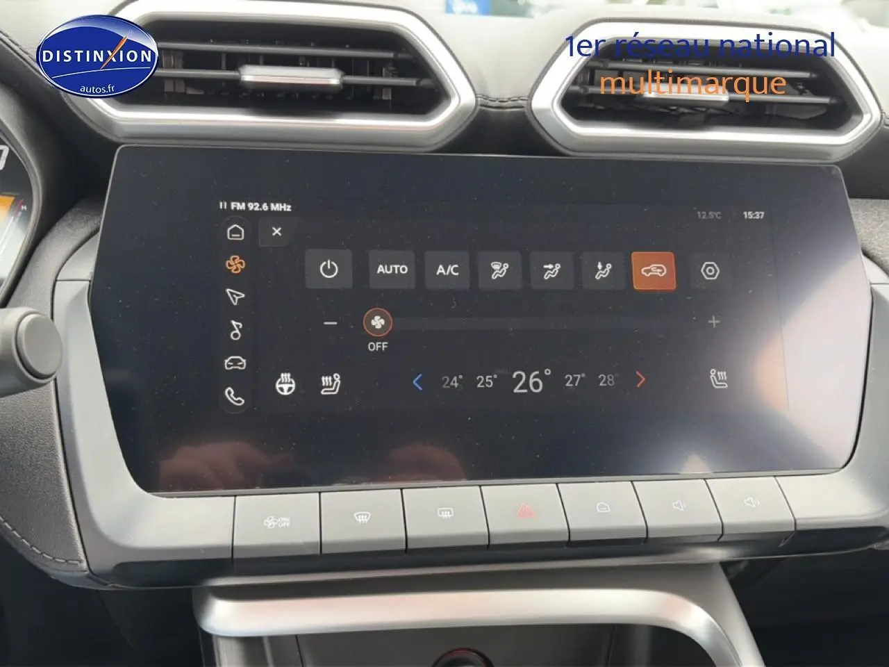 Vue rapprochée de l’écran tactile 10,25 pouces du tableau de bord du MG ZS blanc Hybrid 197 standard 2026.