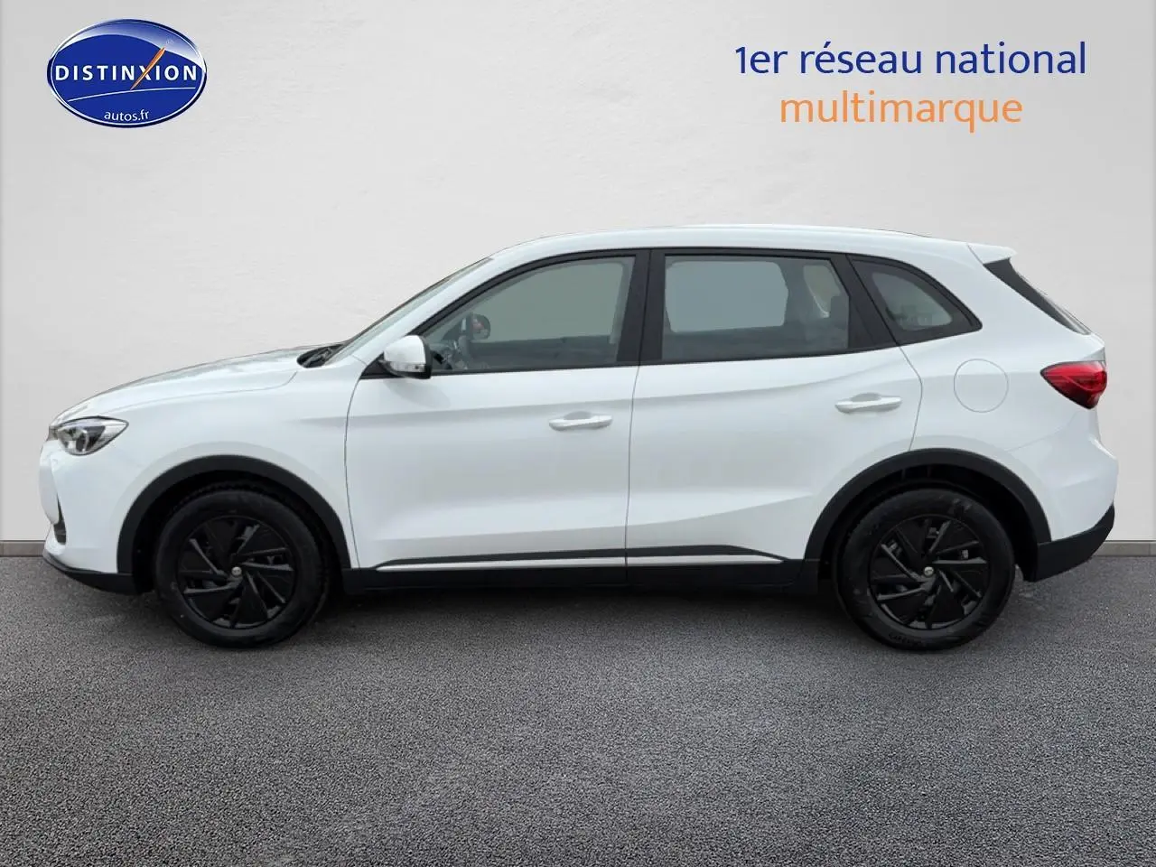 Vue de profil côté gauche du SUV blanc MG ZS Hybrid 197 avec jantes noires et lignes épurées.