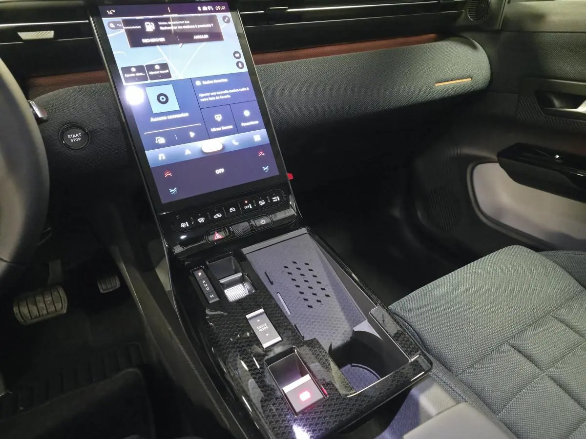 Vue intérieure du tableau de bord et console centrale noire du Citroën C5 Aircross 1.2i Hybride avec écran tactile vertical.