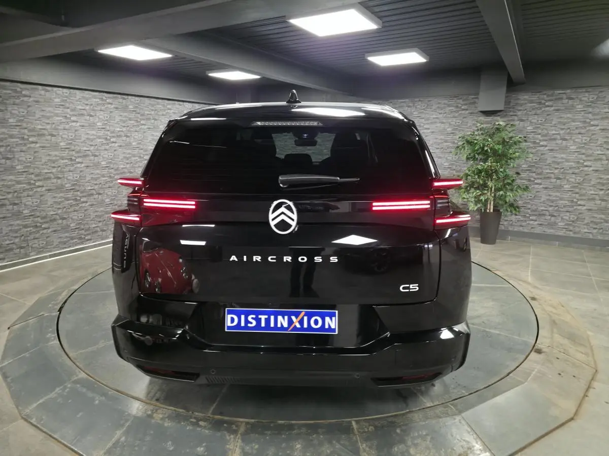 Vue arrière d'un Citroën C5 Aircross noir 2026 avec feux arrière LED horizontaux et logo centré.