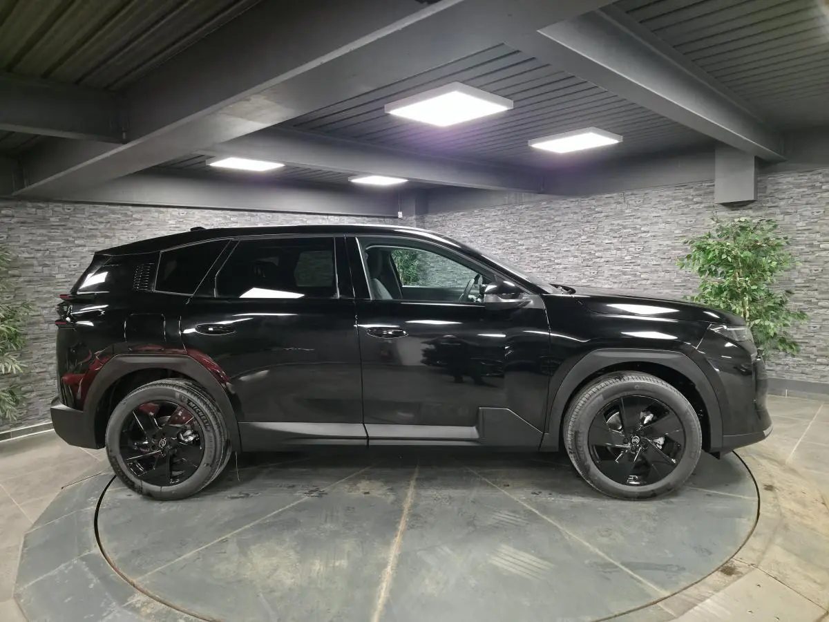 Profil droit du Citroën C5 Aircross noir brillant 2026 avec jantes alliage noires et toit monochrome.